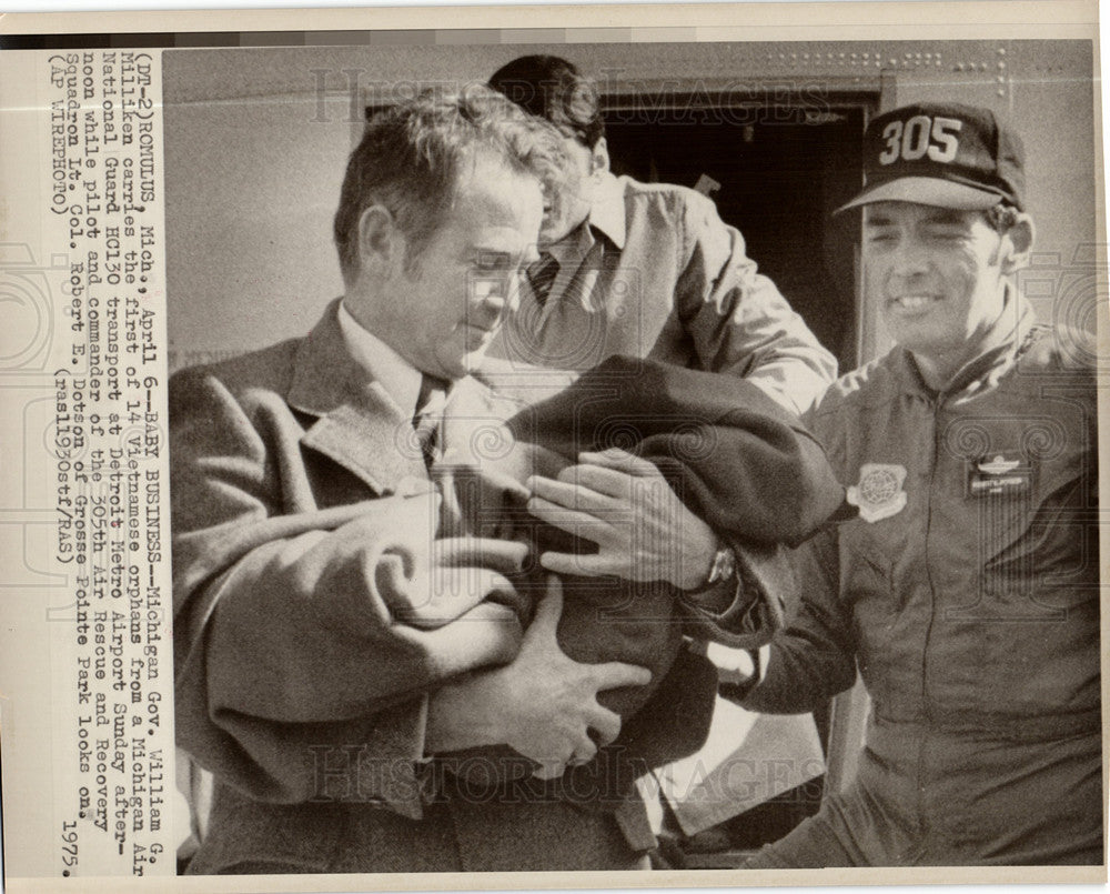 1975 Press Photo Michigan Gov. William G. Milliken Reco - Historic Images