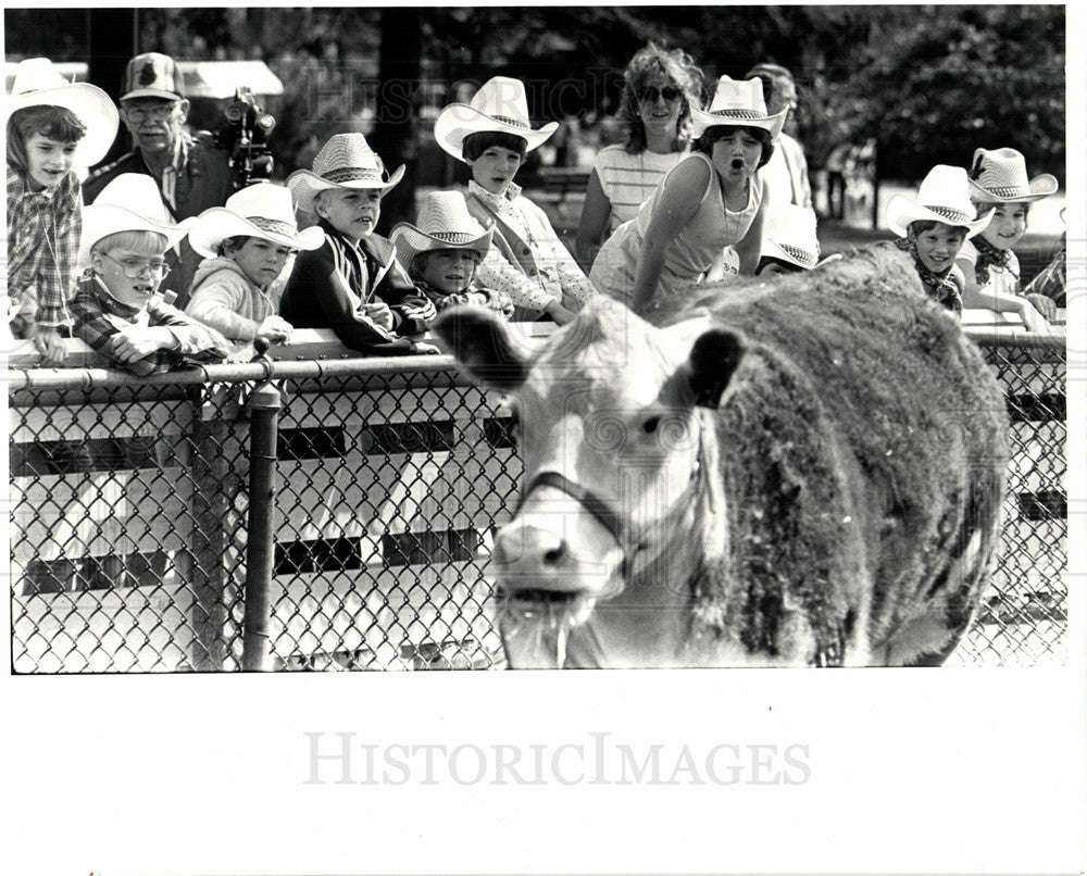 1983 Press Photo Detroit zoo assorted cow - Historic Images