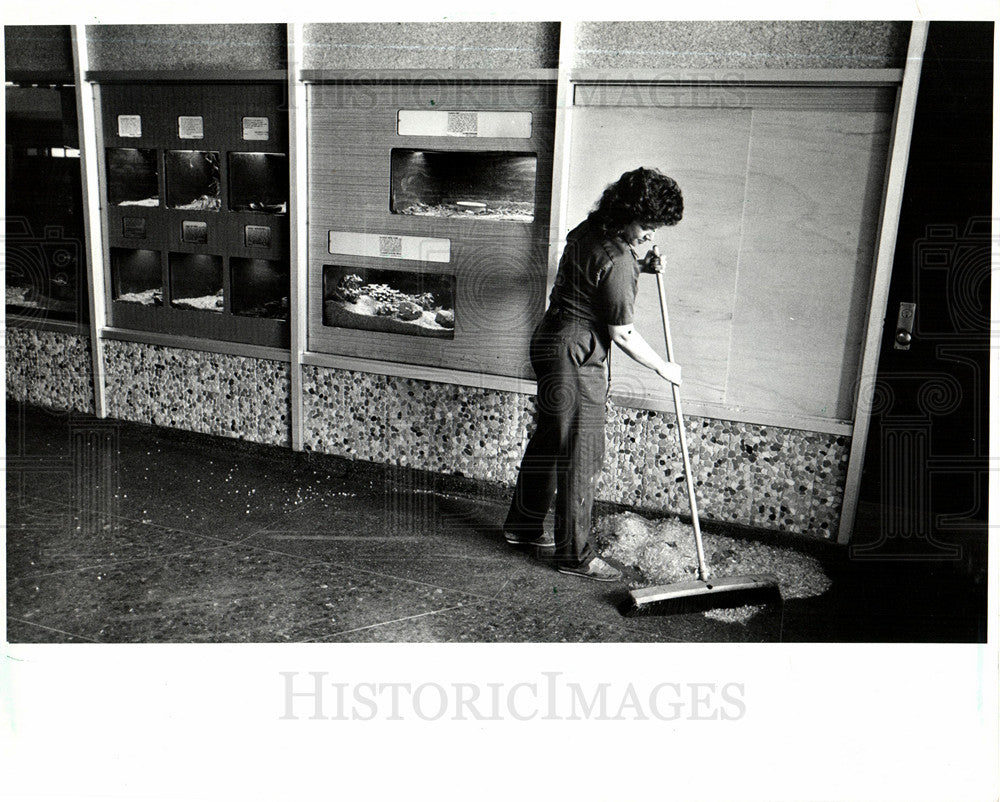 1986 Press Photo Zookeeper Linda Anstandig Detroit Zoo - Historic Images