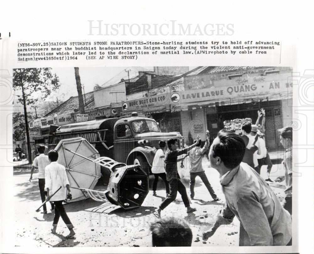 1964 Press Photo martial law stoning saigon students - Historic Images