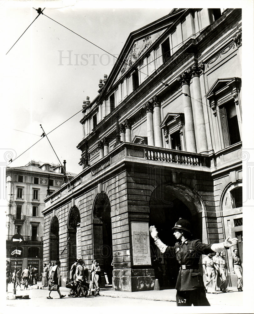 Press Photo Milan front entrance scale - Historic Images