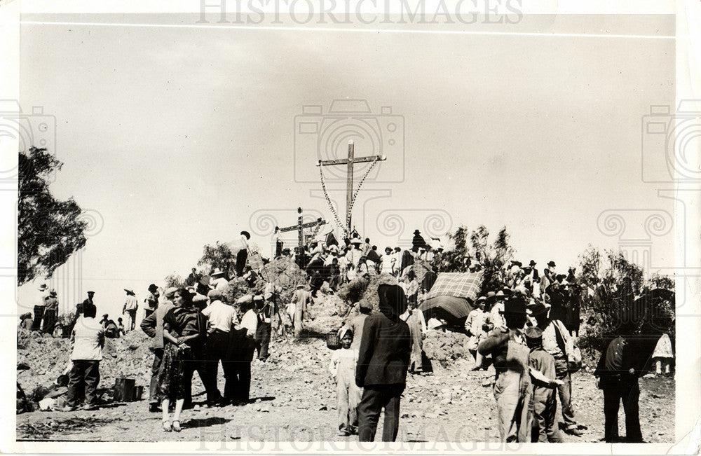 1932 pilgrims flock Mexican shrines world-Historic Images