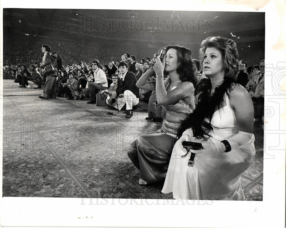 1976 Press Photo Elegantly dressed fans  cameras ready - Historic Images