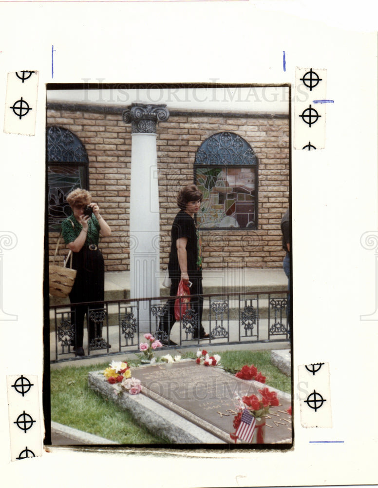 1991 Press Photo Elvis presely grave pilgrimage memphis - Historic Images