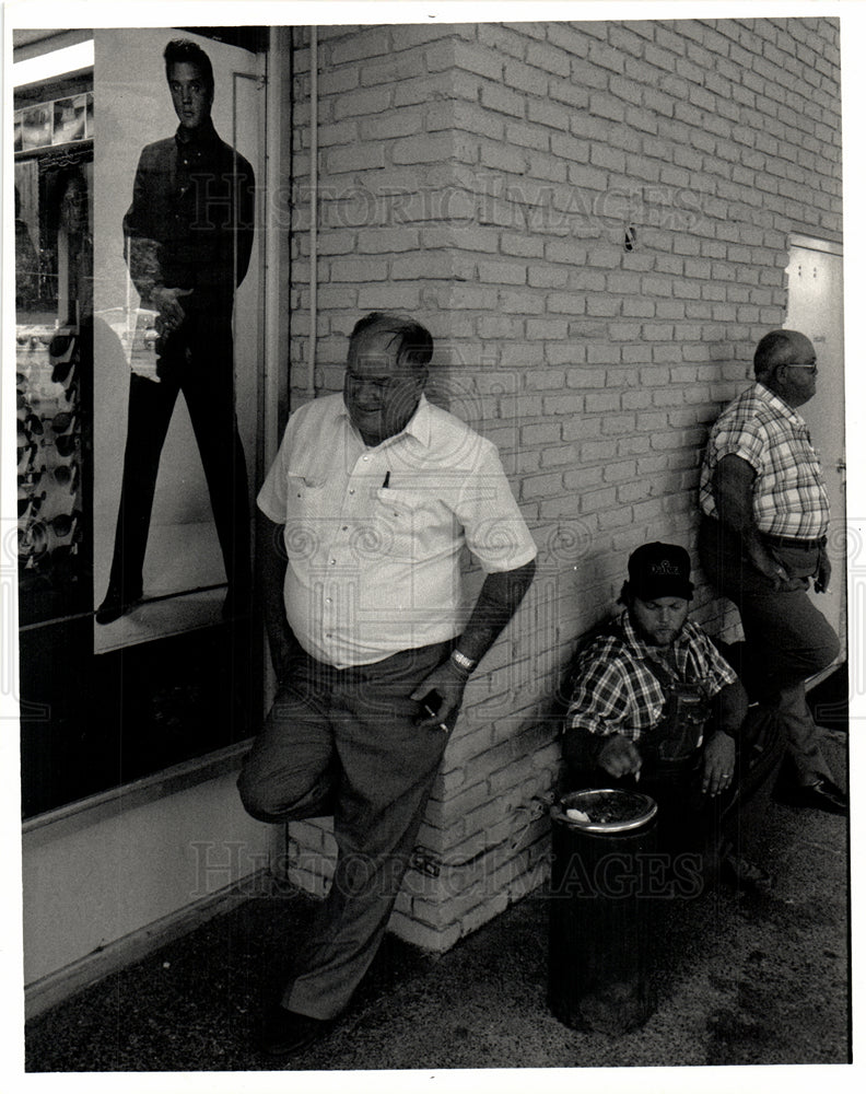 Press Photo Man Leaning against wall - Historic Images