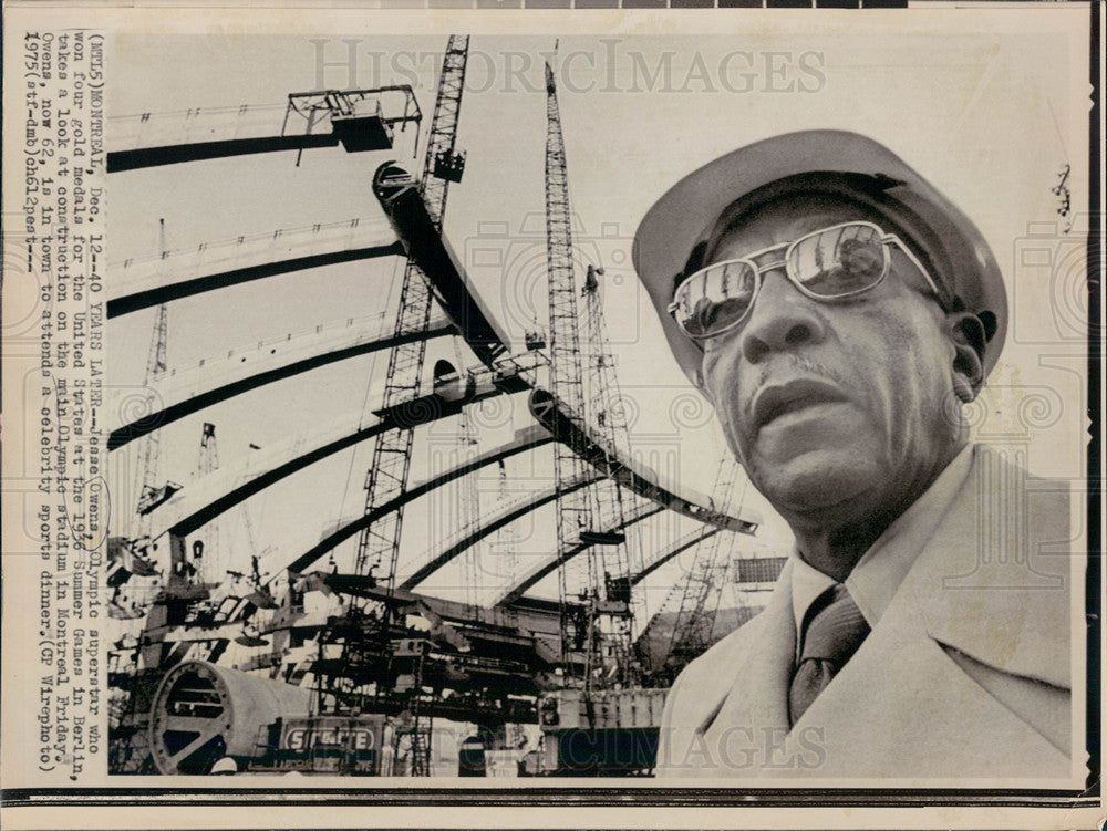 1975 Press Photo Jesse Owens Americanathlete gold medal - Historic Images