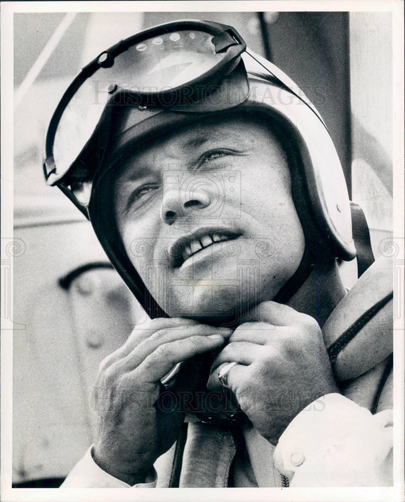 1960 Press Photo Pilot Race Car Driver Buckling Helmet - Historic Images