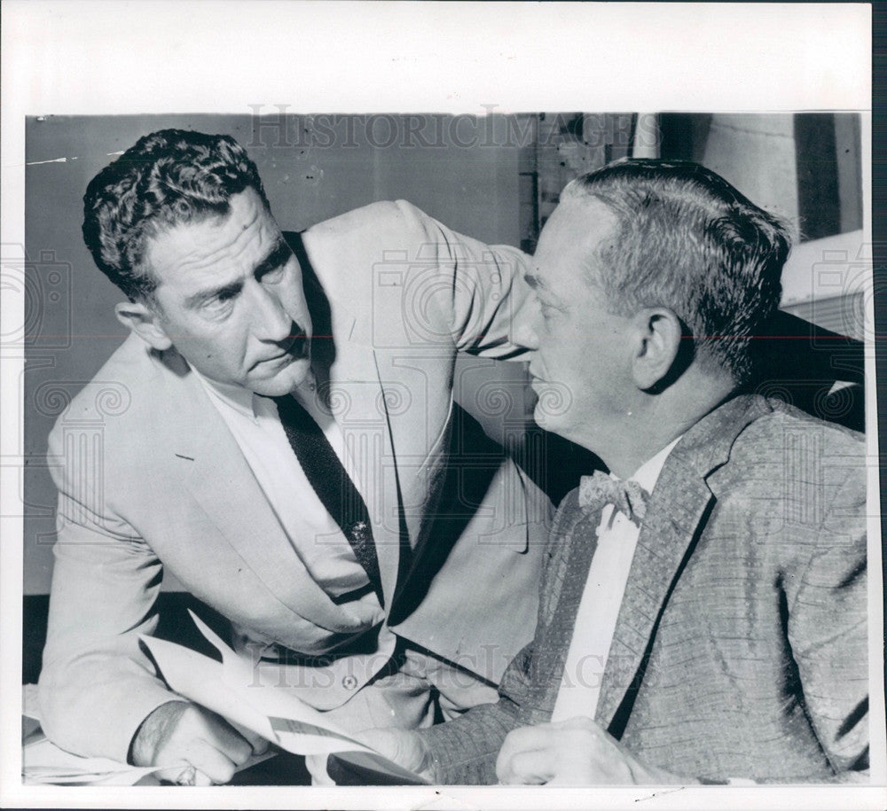 1959 Press Photo Two Businessmen in Discussion - Historic Images