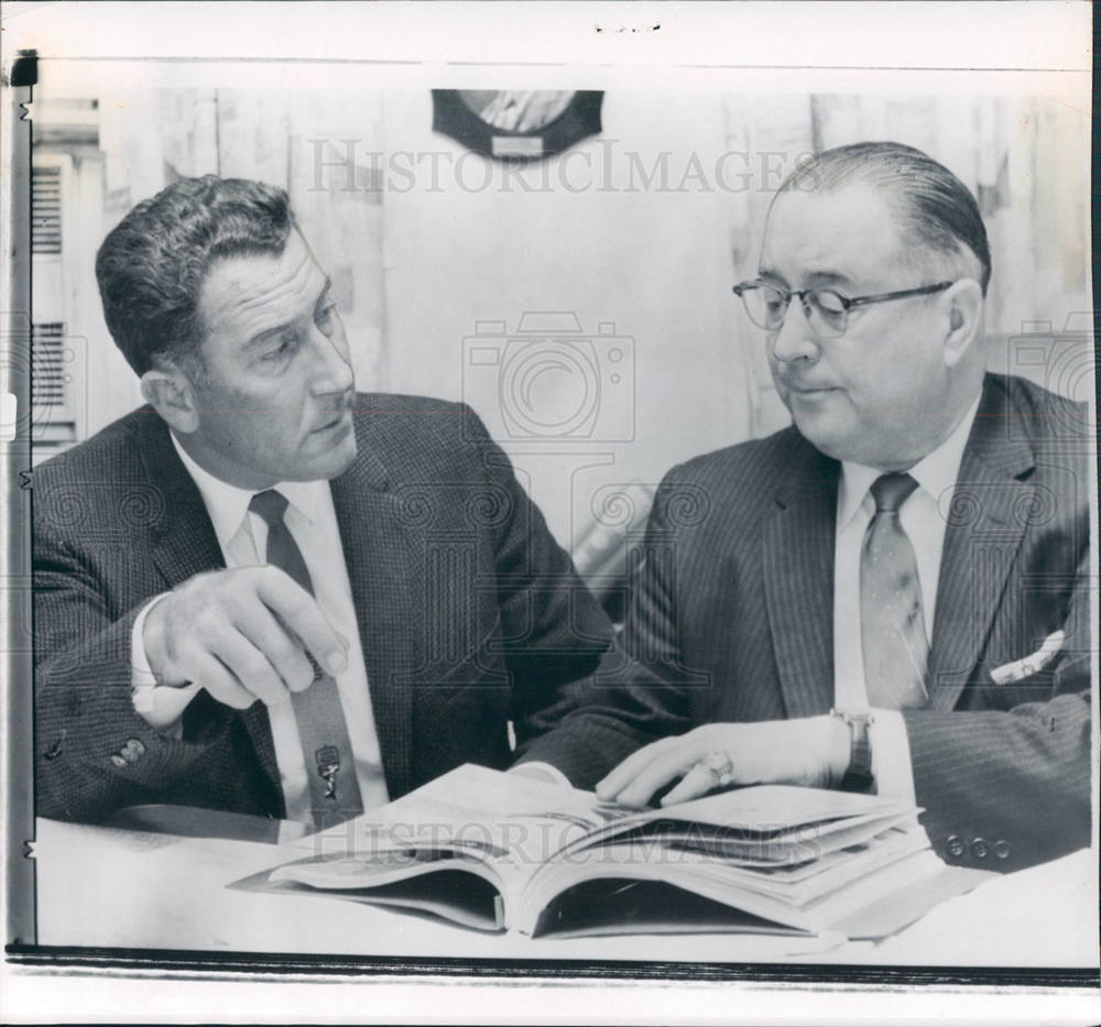 Press Photo Two Businessmen in Discussion - Historic Images