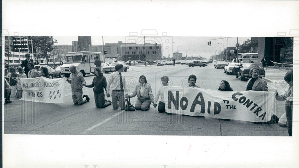 1985 Press Photo Protesters againest Nicaragua - Historic Images