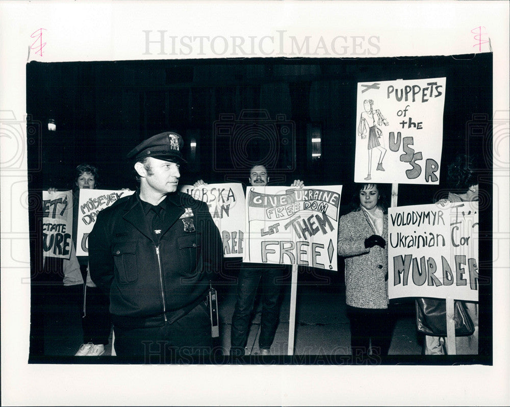 1986 Press Photo protest Moiseyev Dance Company Masonic - Historic Images