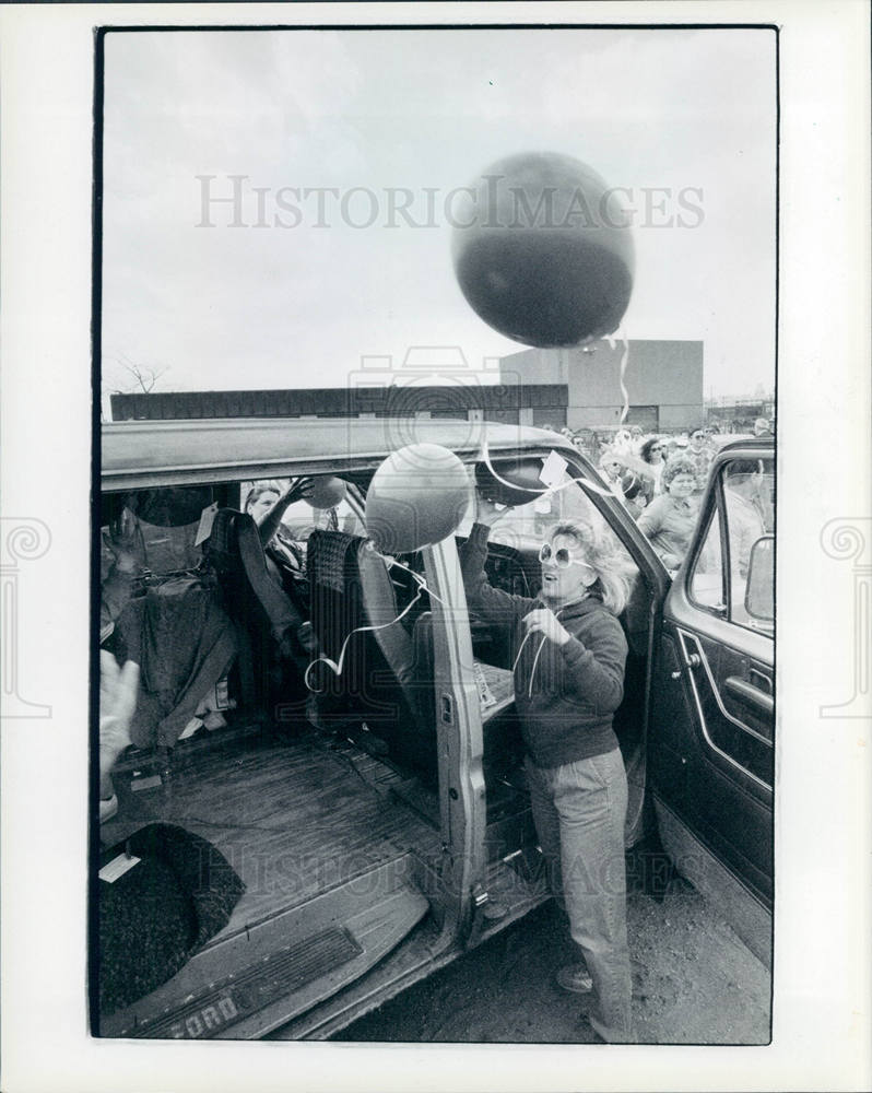 1986 Press Photo Protest Halma Olzark Grosse Pointe - Historic Images