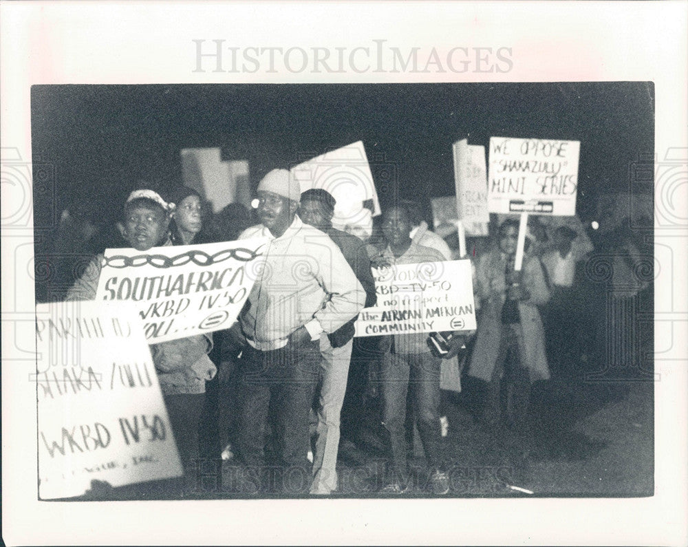 1987 Press Photo protest studios WKBD-TV Southfield - Historic Images