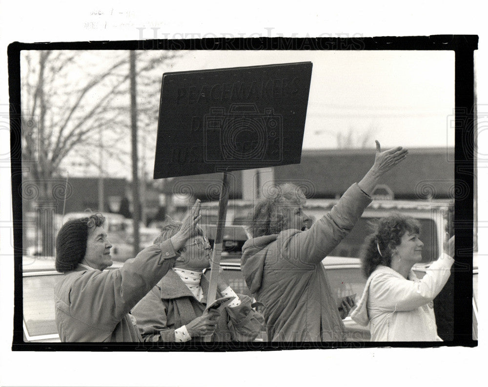 1990 Press Photo Protest Sister Elizabeth jail - Historic Images