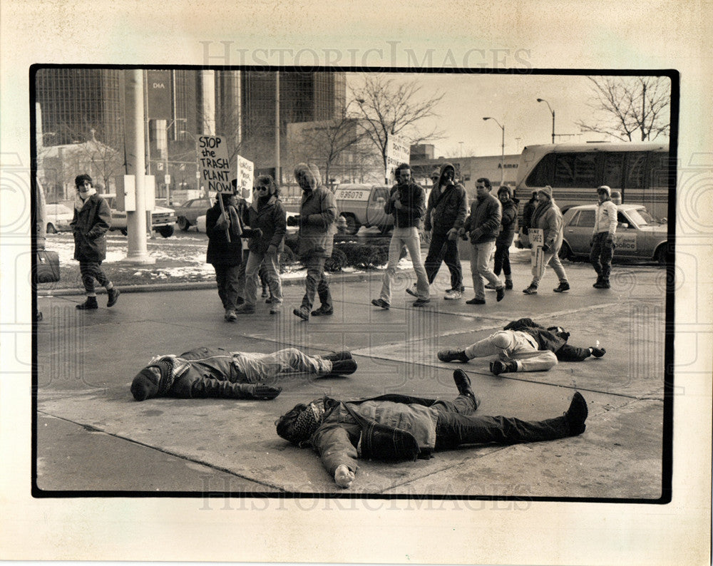 1989 Press Photo Ashes, Ashes, all fall down - Historic Images