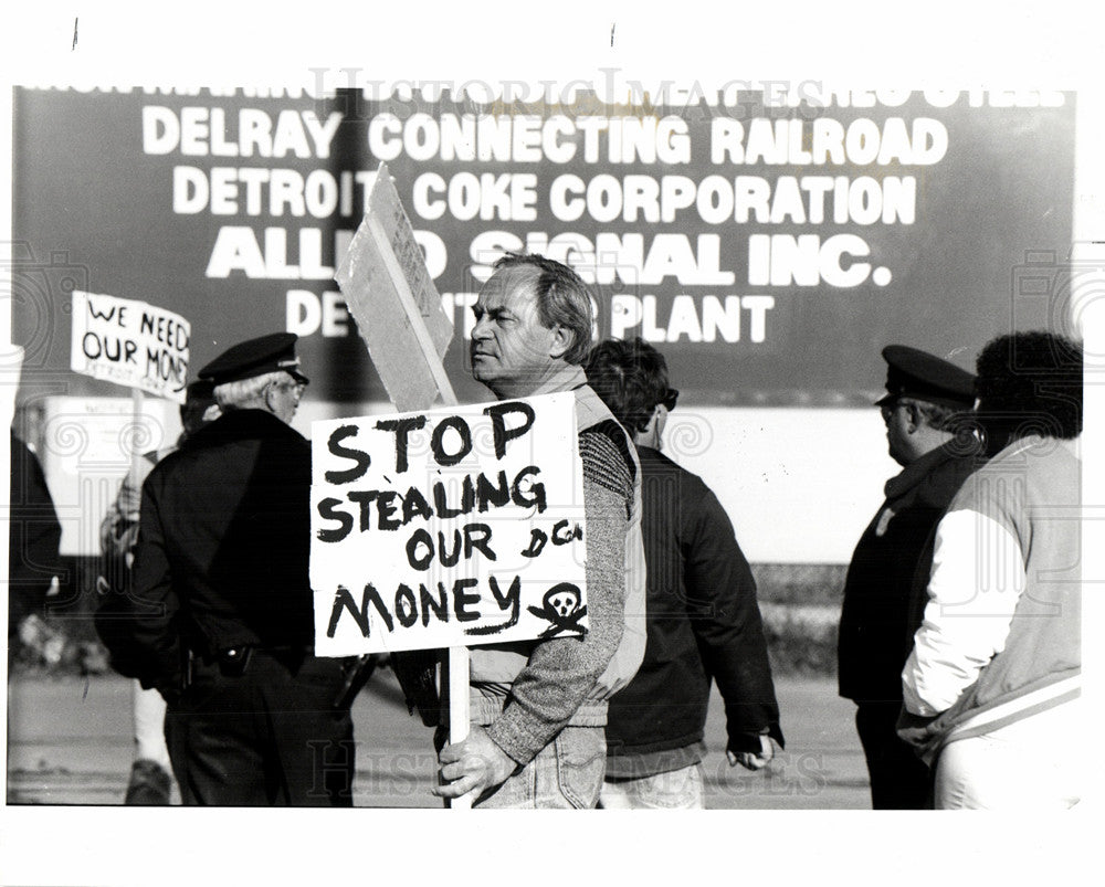 1991 Press Photo Detroit Coke Plant Protest Jobs Layoff - Historic Images