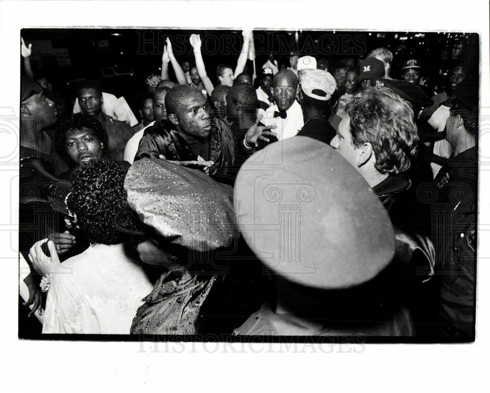 1990 Press Photo Harpo&#39;s-Attack on 2 blacks Protested - Historic Images