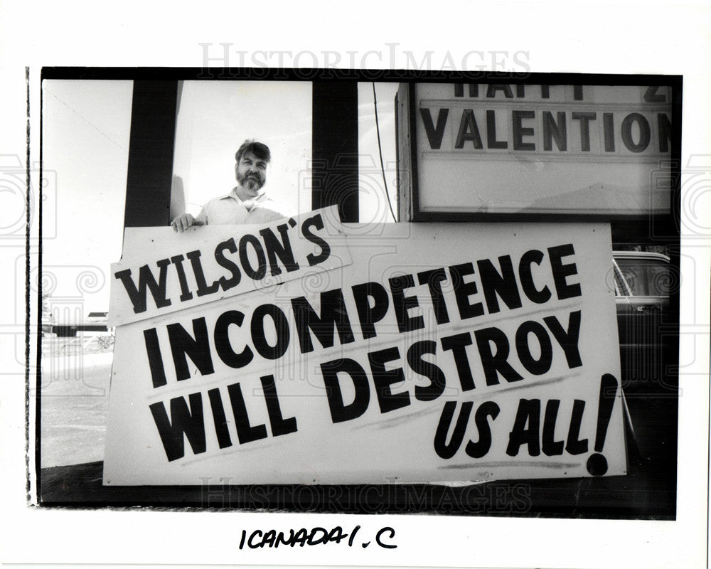 1989 Press Photo Thom and sign in front of the business - Historic Images