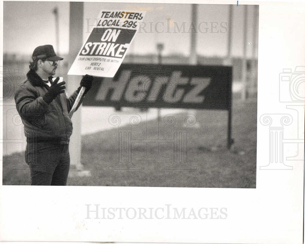 1989 Press Photo Bus driver Dennis Rathfon Hertz - Historic Images