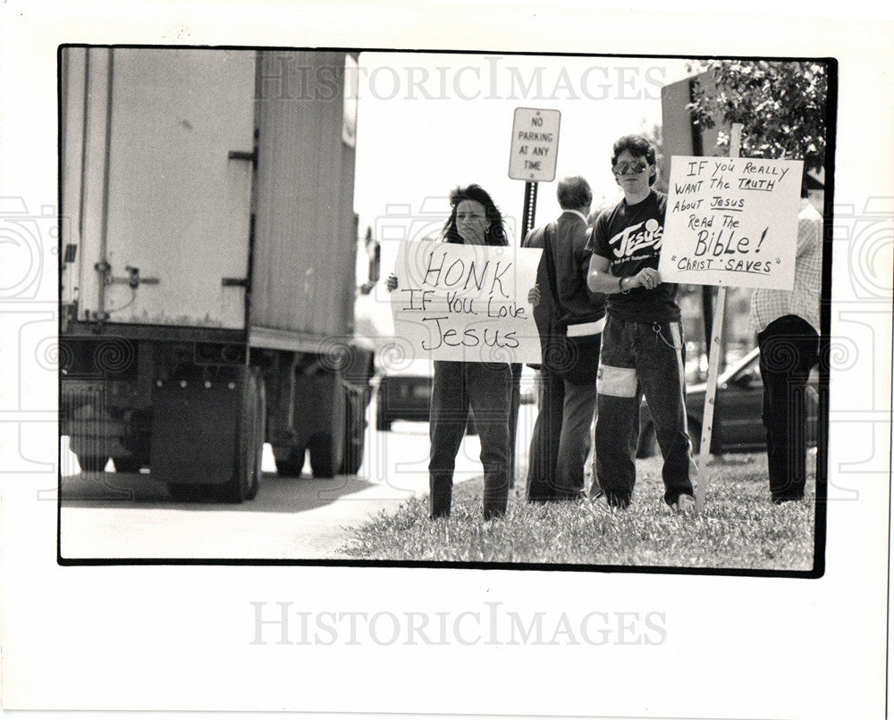 1988 Press Photo Demonstration Lori Militello warren - Historic Images