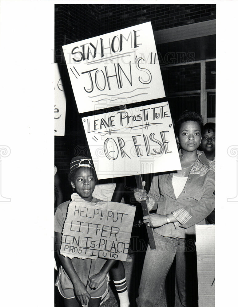 1982 Press Photo Demonstration protest litter protest - Historic Images