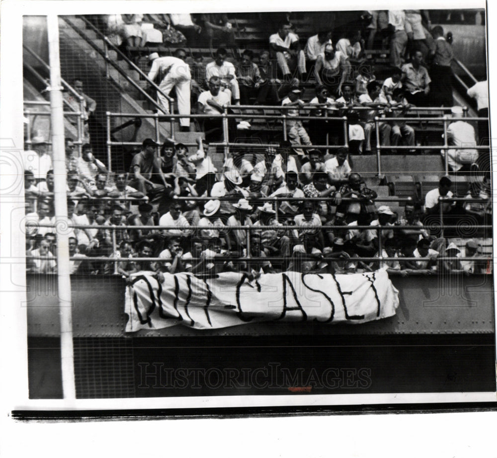 1959 Press Photo  Yankees Fans Quit Casey Sign - Historic Images