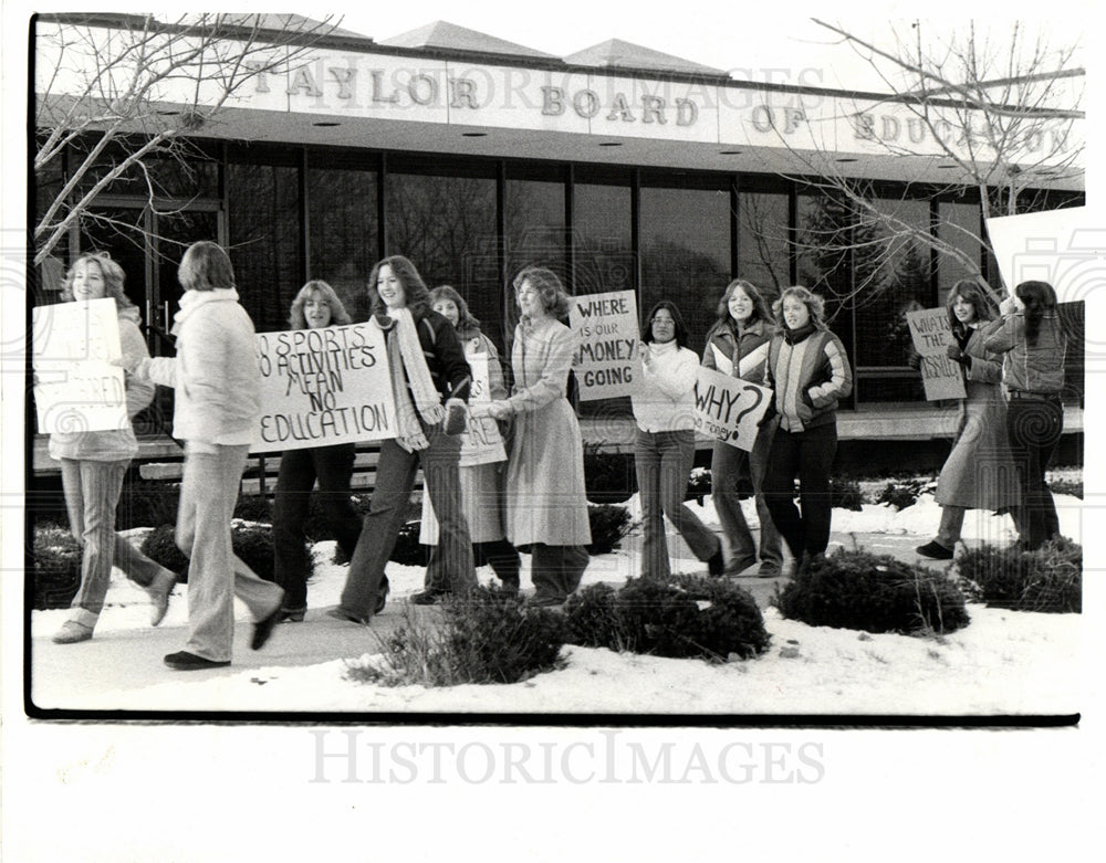 1980 Press Photo Taylor cutbacks protest students - Historic Images