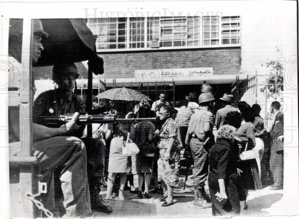 1963 Press Photo Venezuela armed soldiers polls - Historic Images