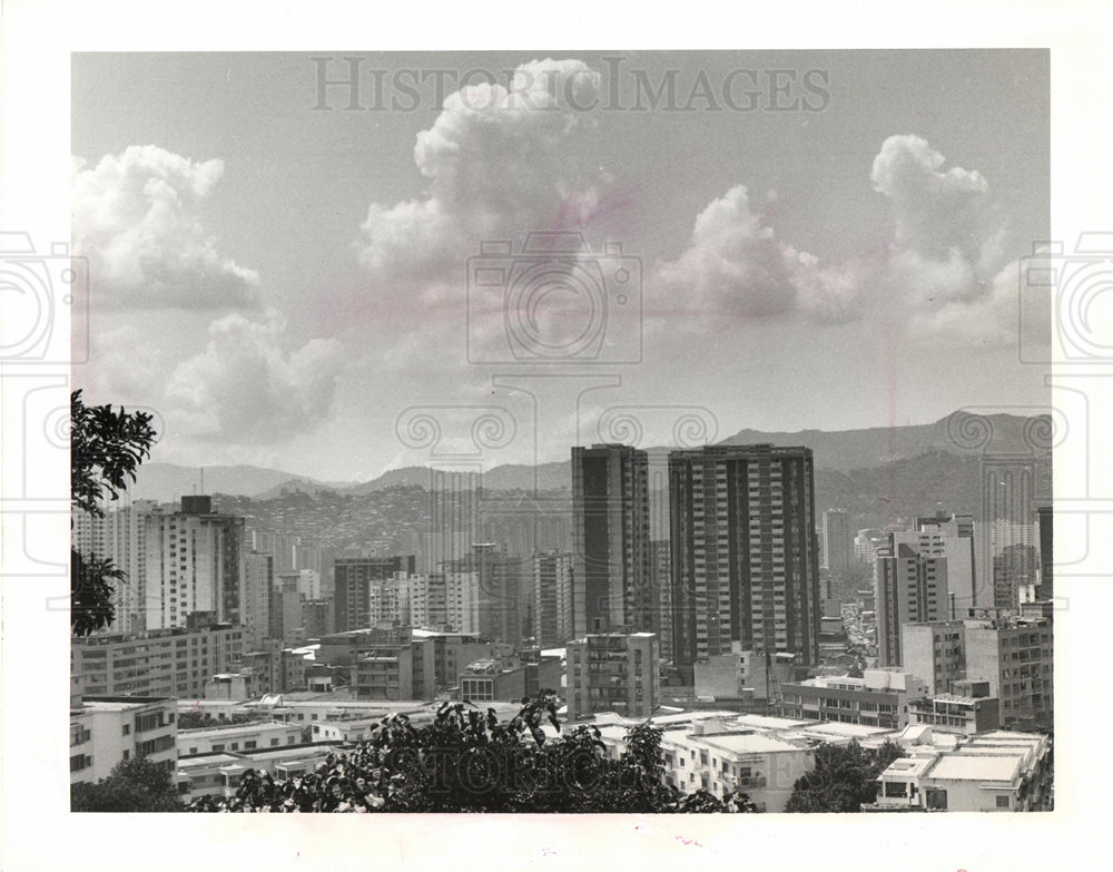 1987 Press Photo Caracas  cosmopolitan city mountains - Historic Images