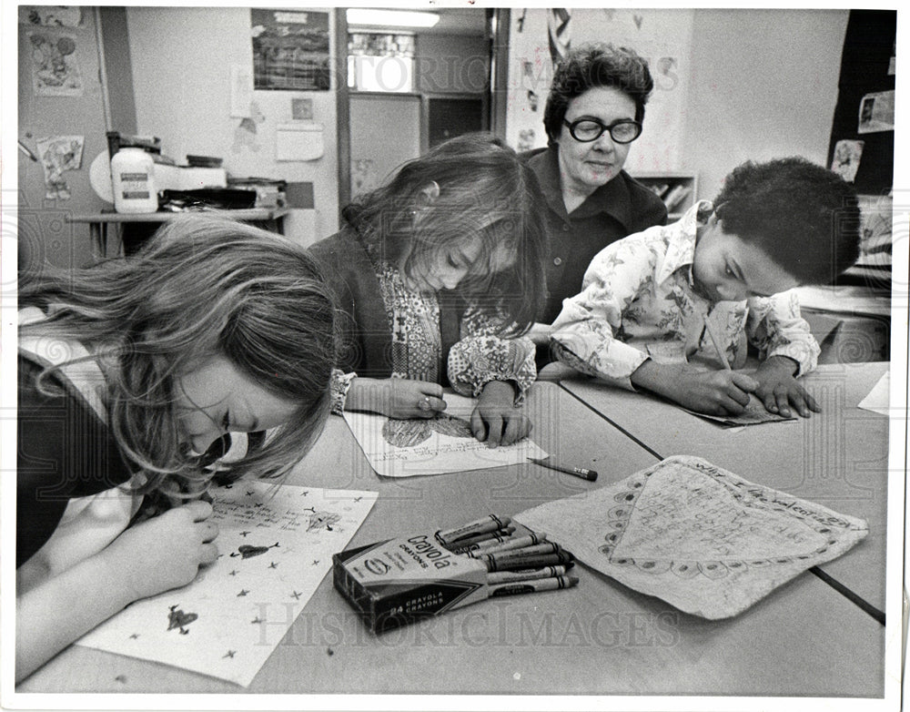 1976 Press Photo Children making Valentine&#39;s cards - Historic Images