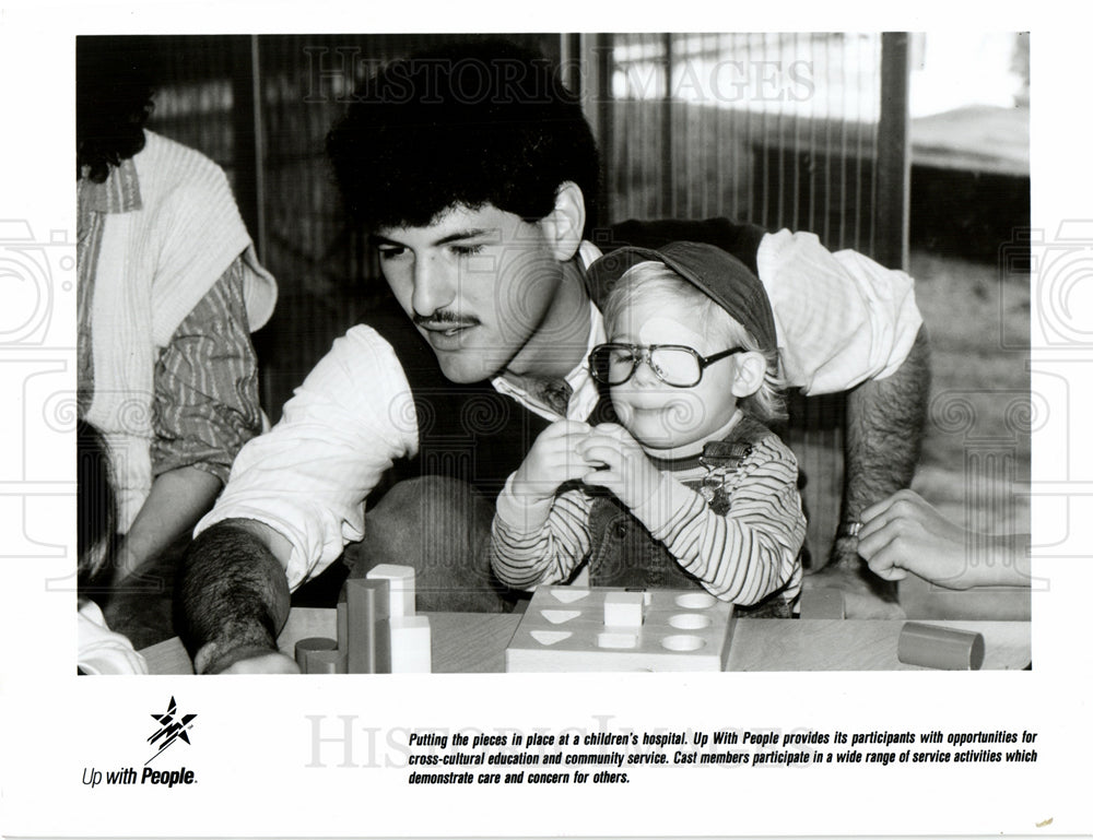 1990 Press Photo Up With People Children&#39;s Hospital - Historic Images