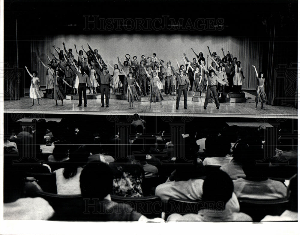 1982 Press Photo Just People play - Historic Images