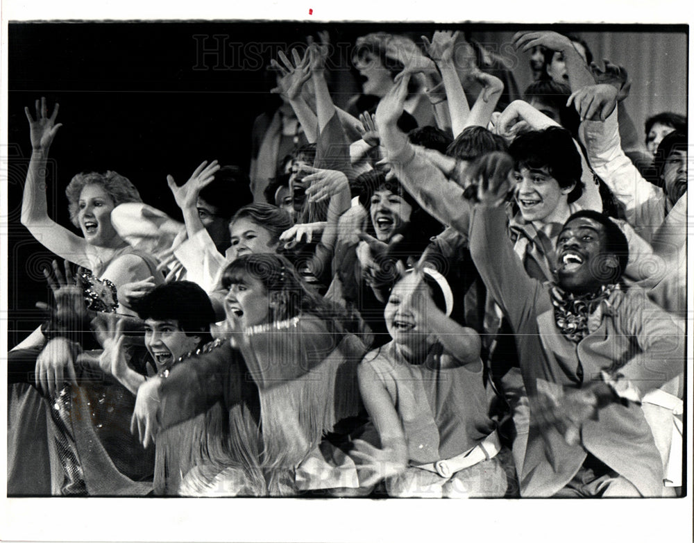 1982 Press Photo let the sun shine in up with the peopl - Historic Images