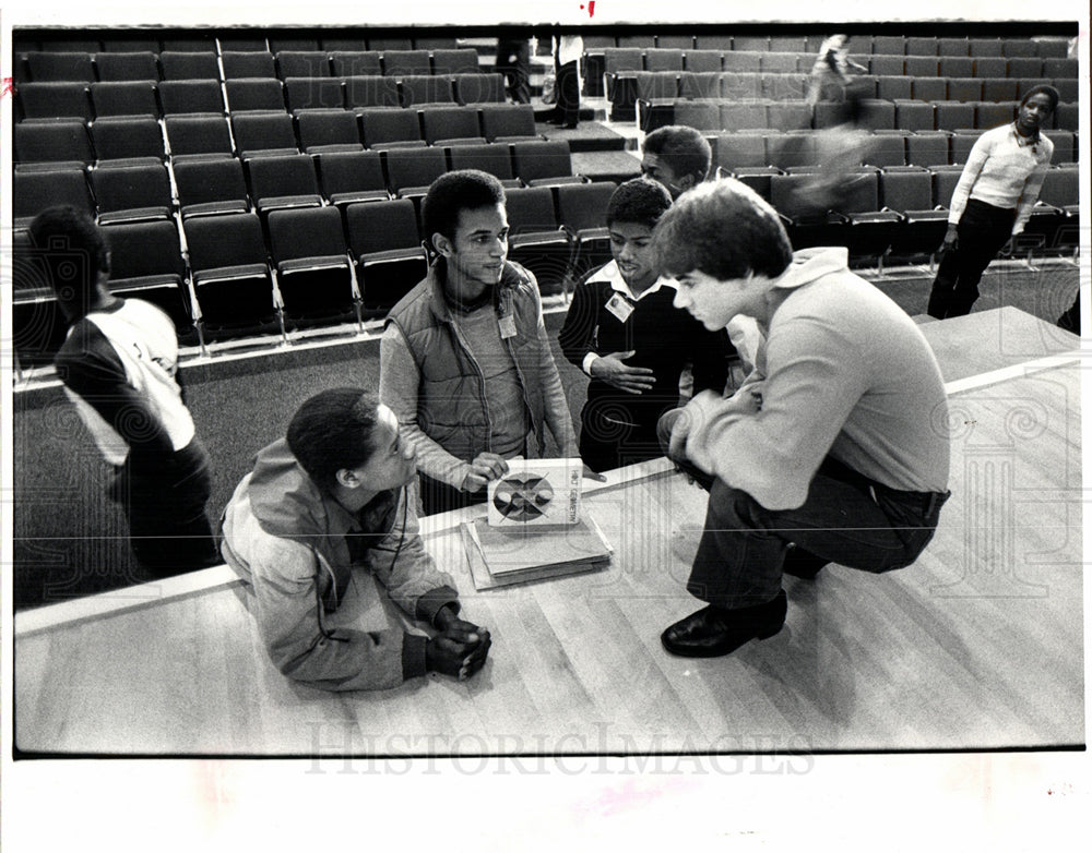 1982 Press Photo Up With People Jay Pond - Historic Images