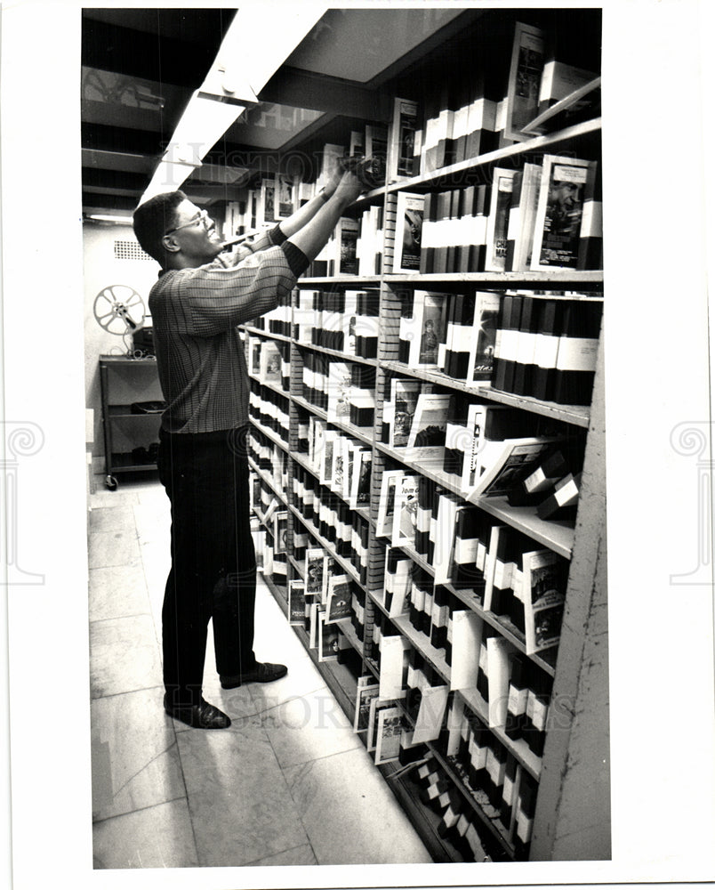 Press Photo videotape Detroit Public Library MI - Historic Images