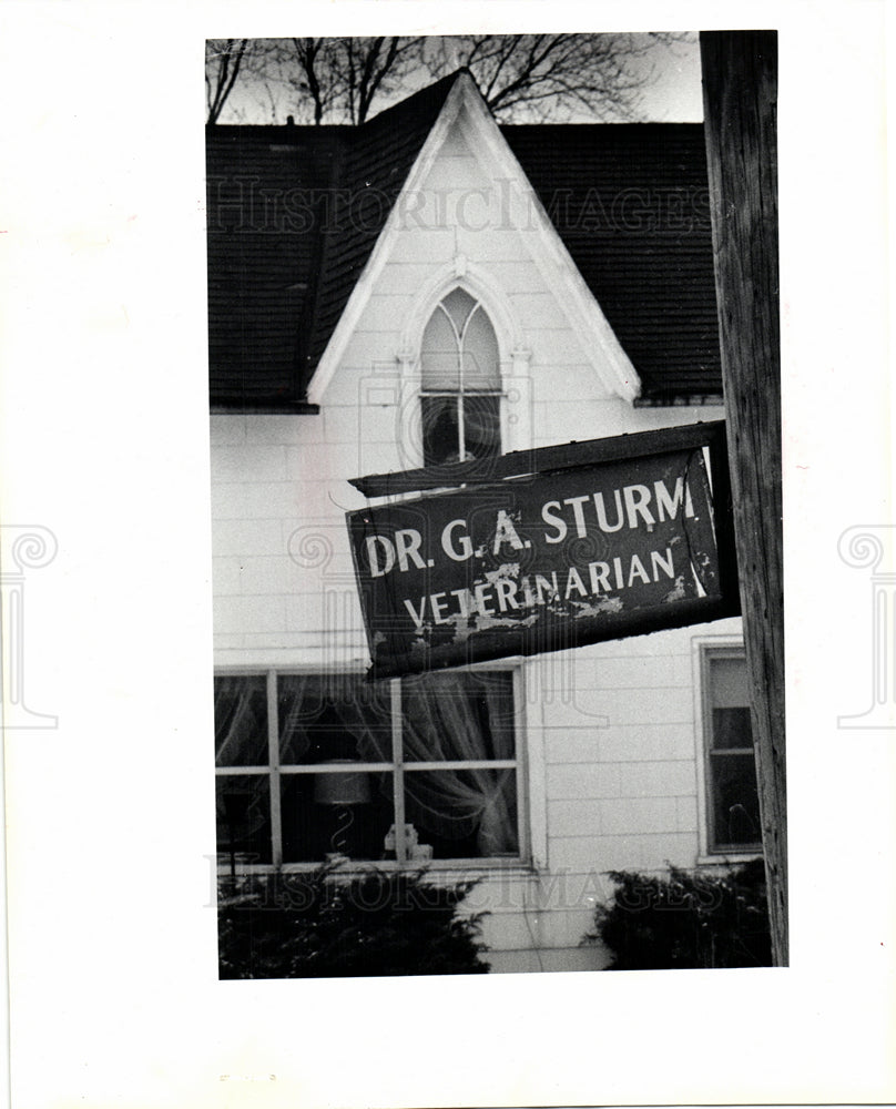 1975 Dr. Sturm Veterinarian office sign-Historic Images