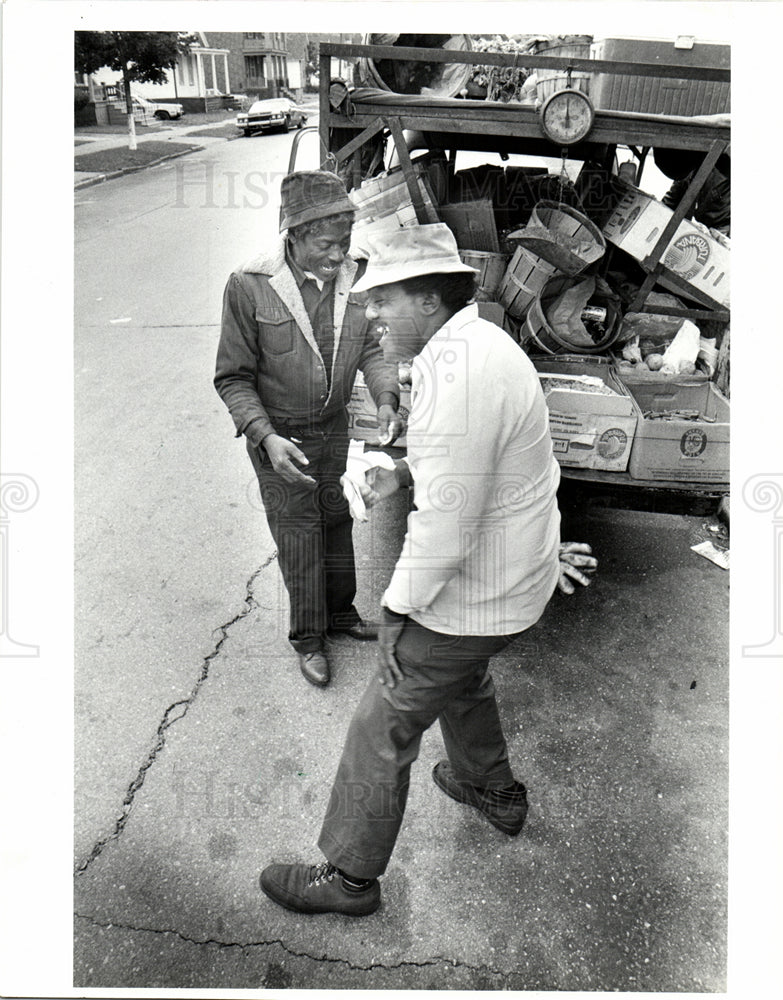 1985 Press Photo Willie J. banana joke eating - Historic Images