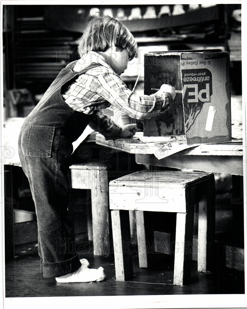 1982 Press Photo jason webster cardboard carpentry clas - Historic Images