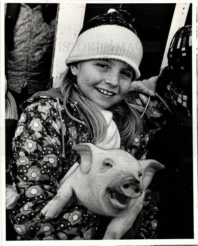 1971 Press Photo Kathy Wilson 8 Township happy pig - Historic Images