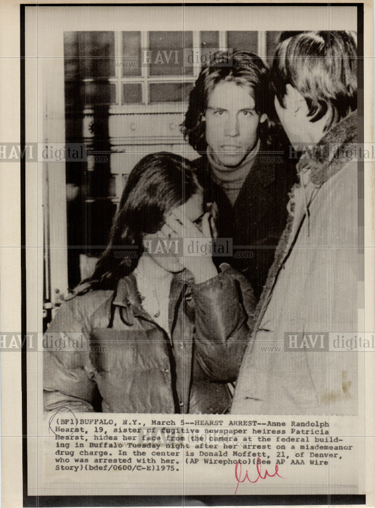 1975 Press Photo Anne Randolph Hearst hiding face - Historic Images