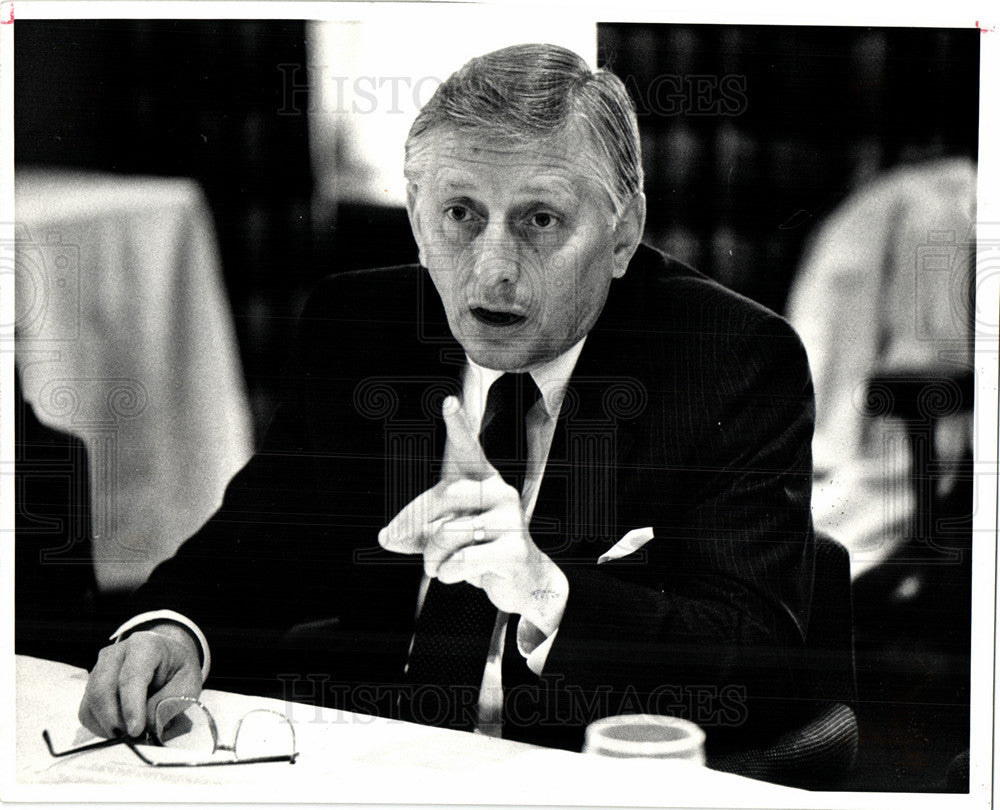 1982 Press Photo DNR Headlee too large - Historic Images