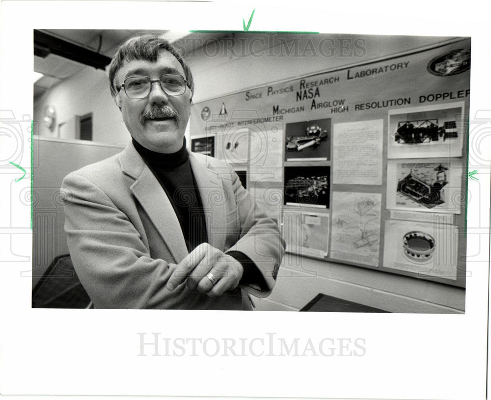 1986 Press Photo Dr. Paul Hays Director of space - Historic Images