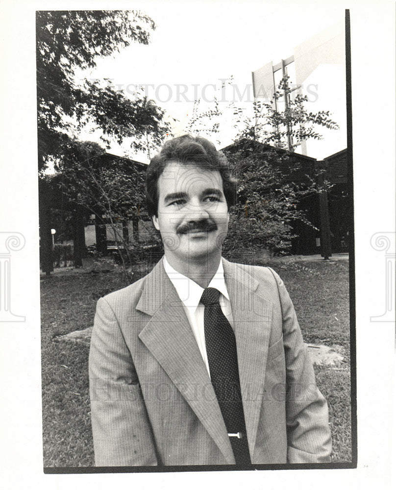 1983 Press Photo Michael D. Hennessey sales manager - Historic Images