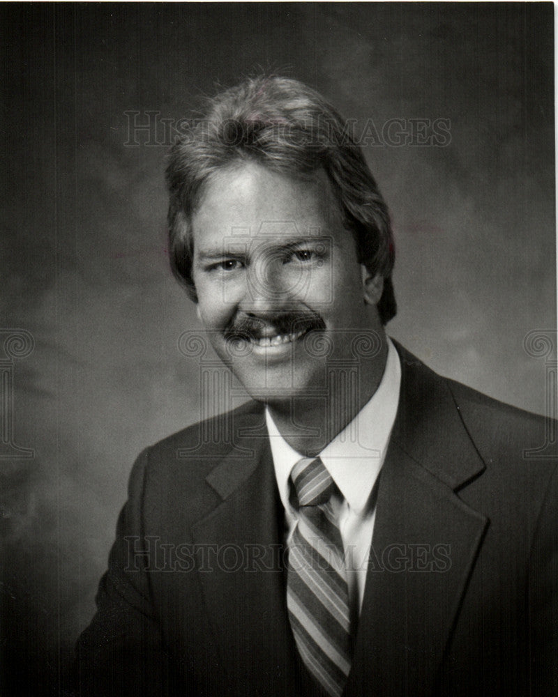 1982 Press Photo Carl Hendrickson Market Opinion Resear - Historic Images