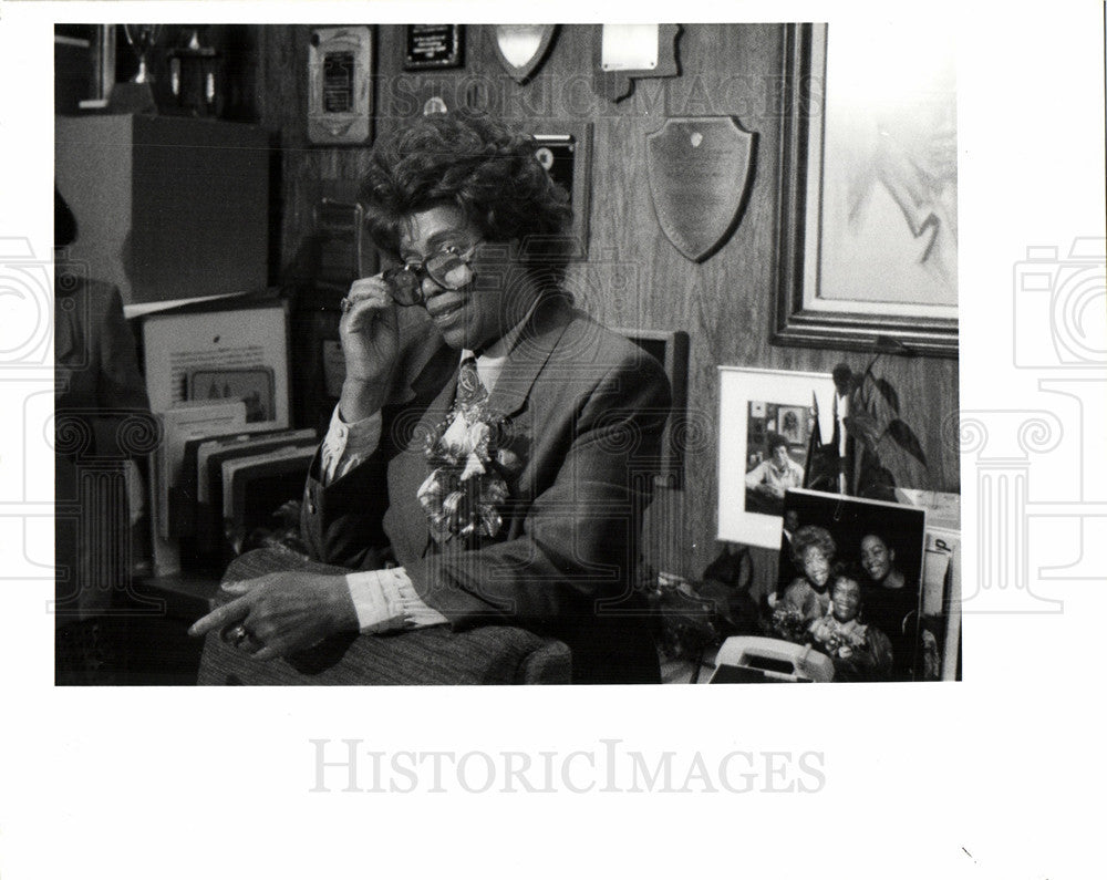 1989 Press Photo Erma Henderson takes off glasses - Historic Images