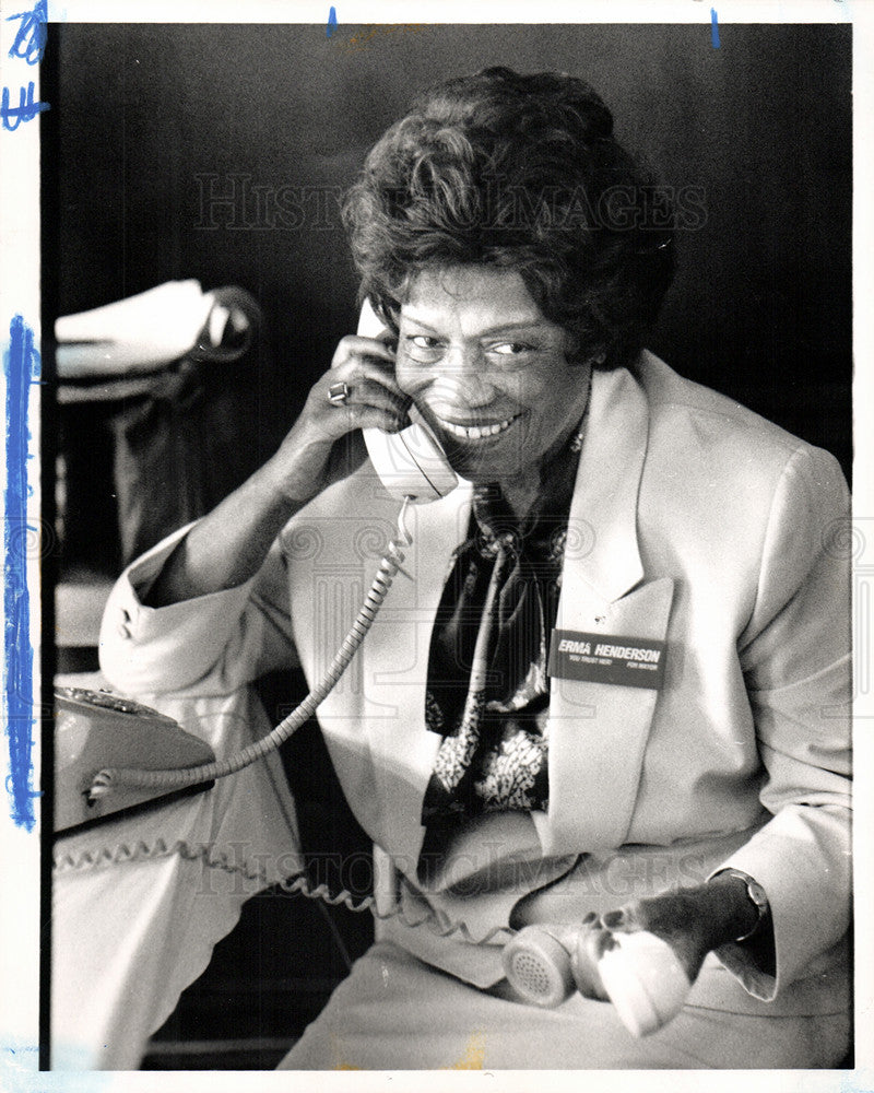 1989 Press Photo Erma Henderson works phones church - Historic Images