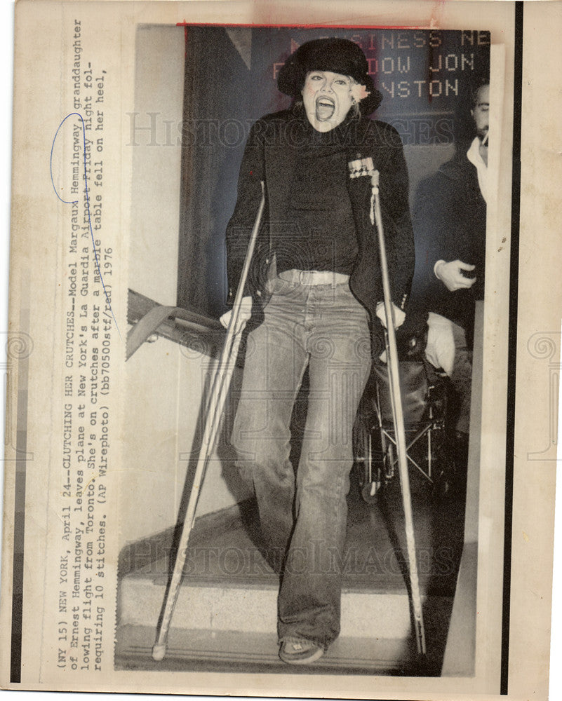 1976 Press Photo Margaux Hemingway crutches airport - Historic Images