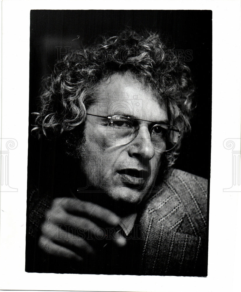 1975 Press Photo Joseph Heller - Historic Images