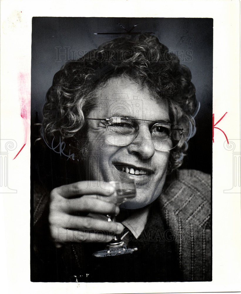 1975 Press Photo Joseph Heller Satirical Novelist - Historic Images