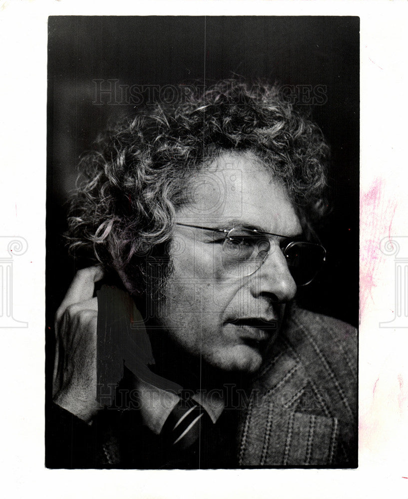 1975 Press Photo Joseph Heller american satirist author - Historic Images